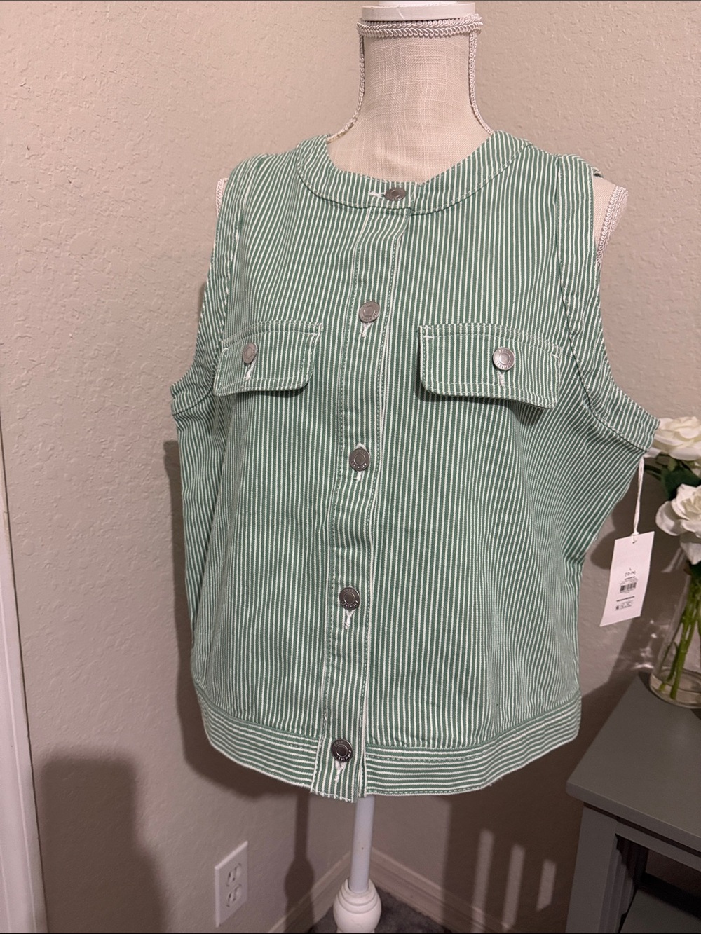 Free Assembly Women's and Women's Plus Button Front Sleeveless Denim Top - Picture 3 of 6